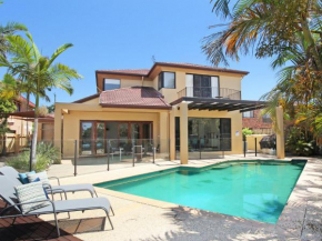 Гостиница Tarcoola 41 - Five Bedroom Canal Home with Pool  Мулулаба